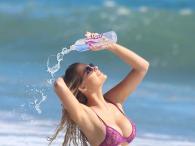 Sarah Harris seksownie reklamuje ''138 Water''